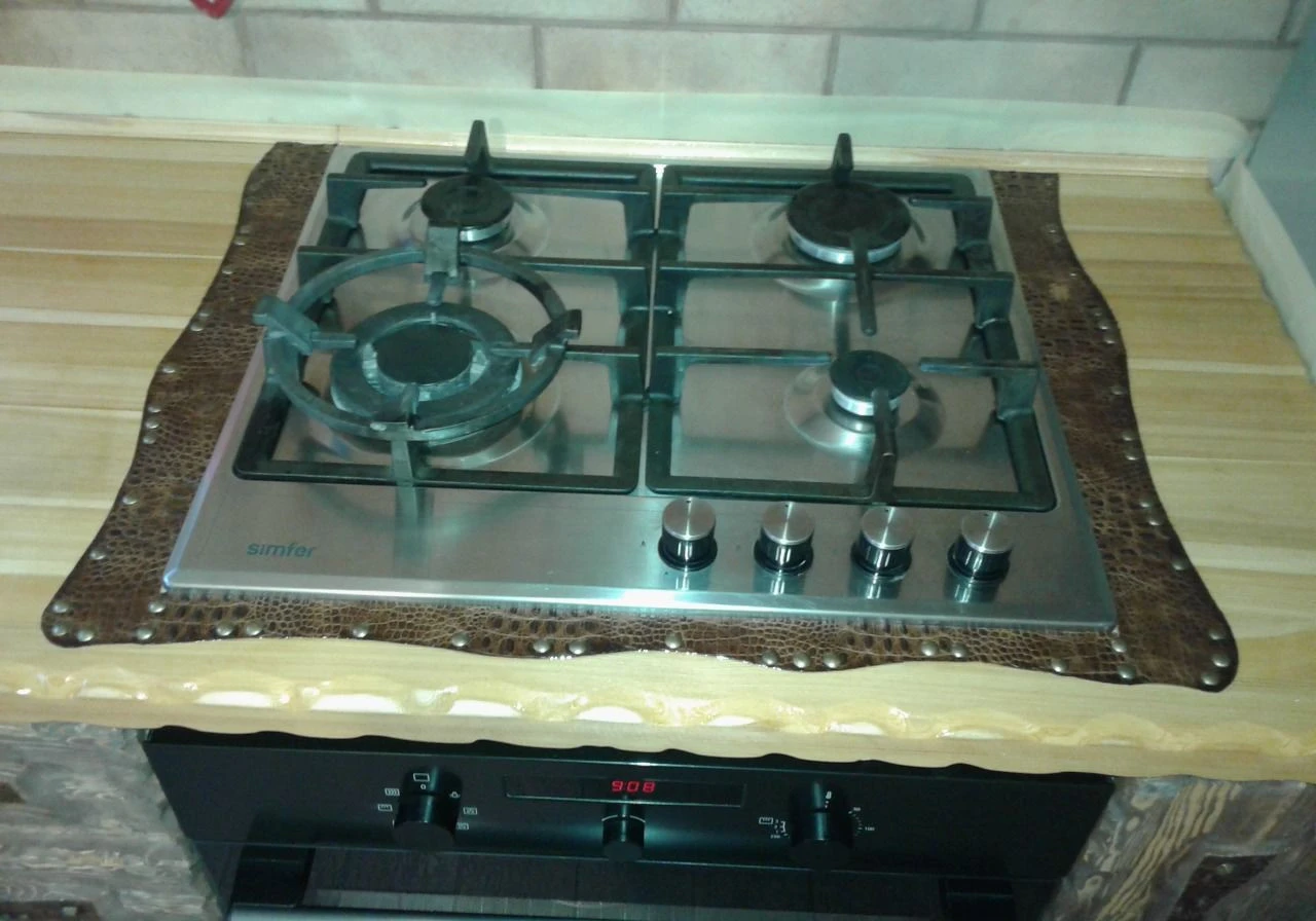 Кухня под старину с кожаным декором